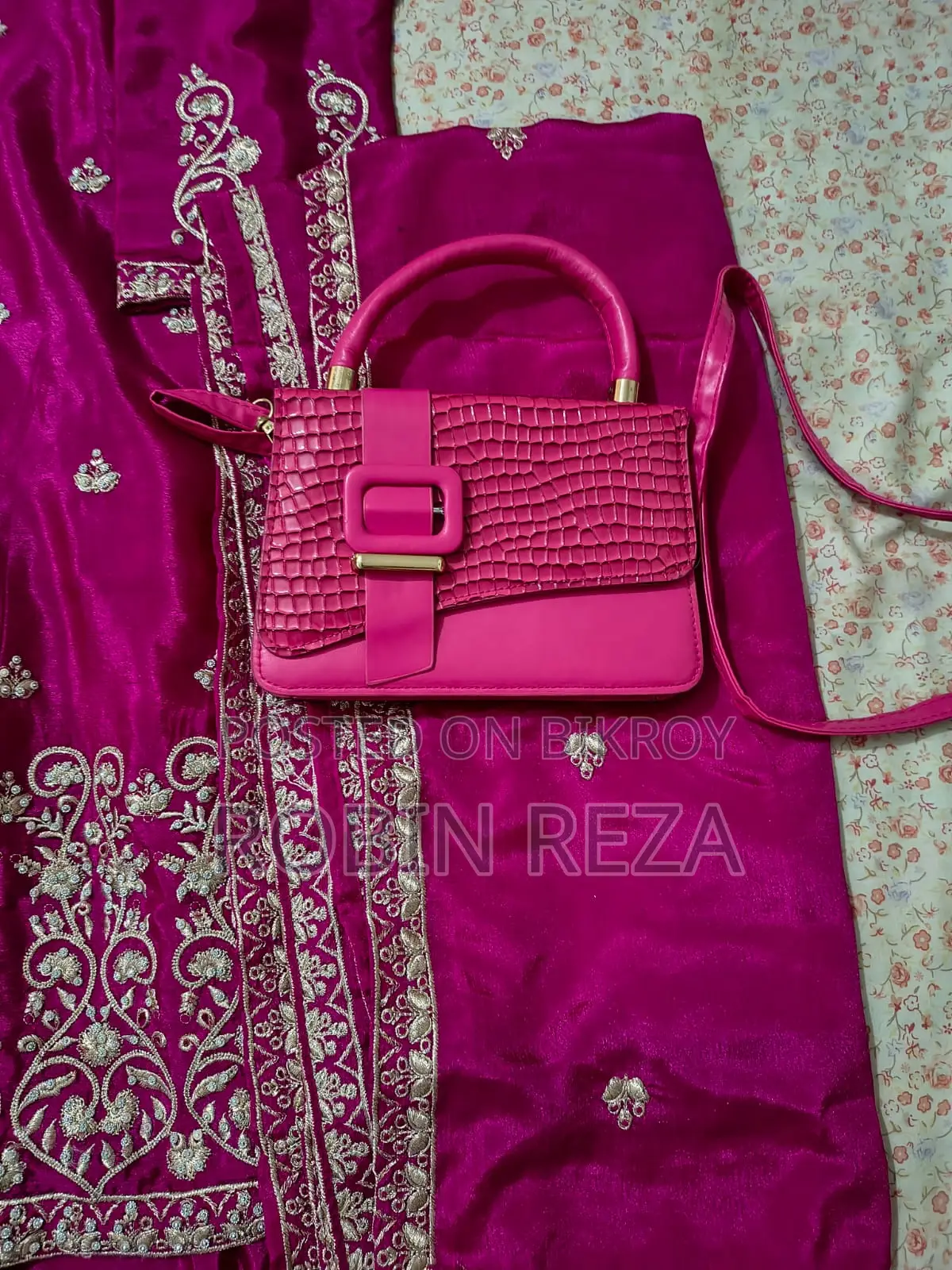 গারারা ড্রেস এবং প্রায়োর ব্যাগ