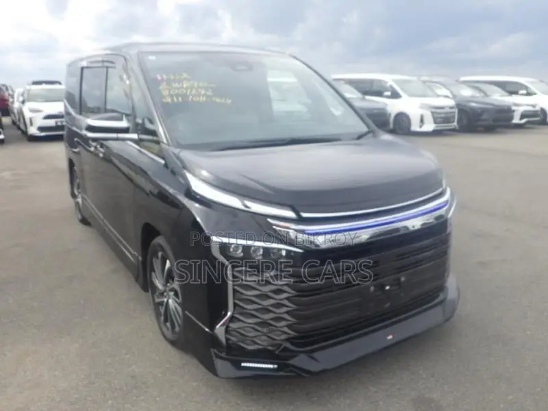 Toyota Voxy GR. Full Option 2022