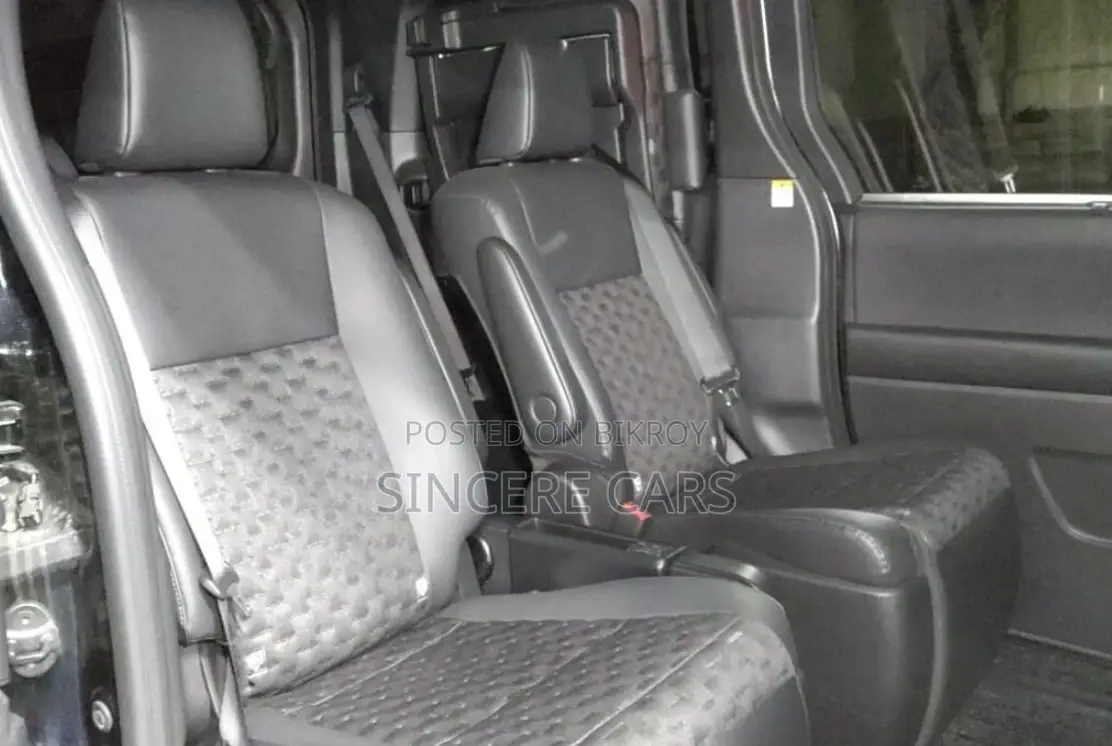 Toyota Voxy GR. Full Option 2022