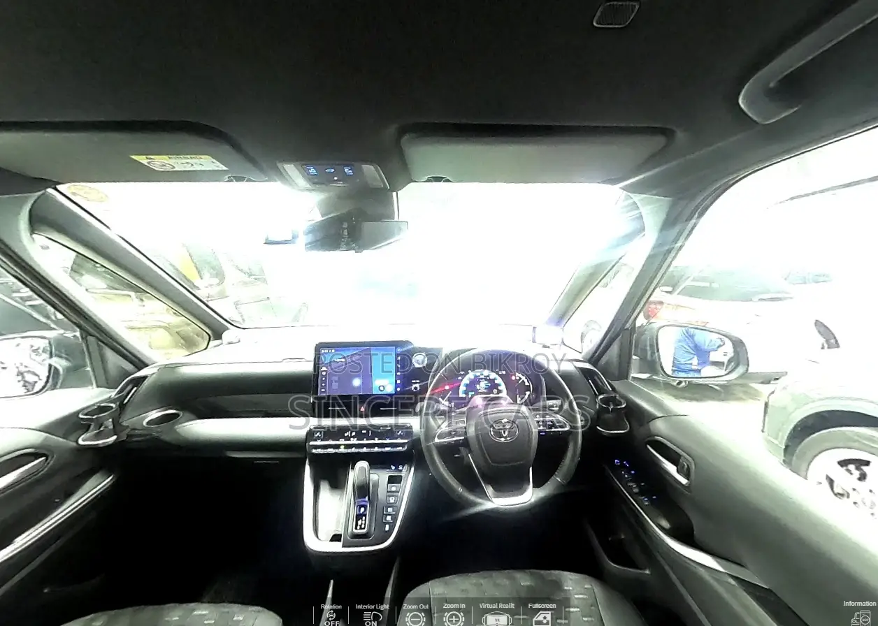 Toyota Voxy GR. Full Option 2022