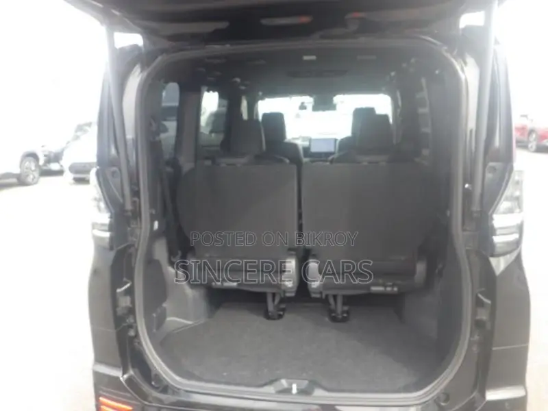 Toyota Voxy GR. Full Option 2022