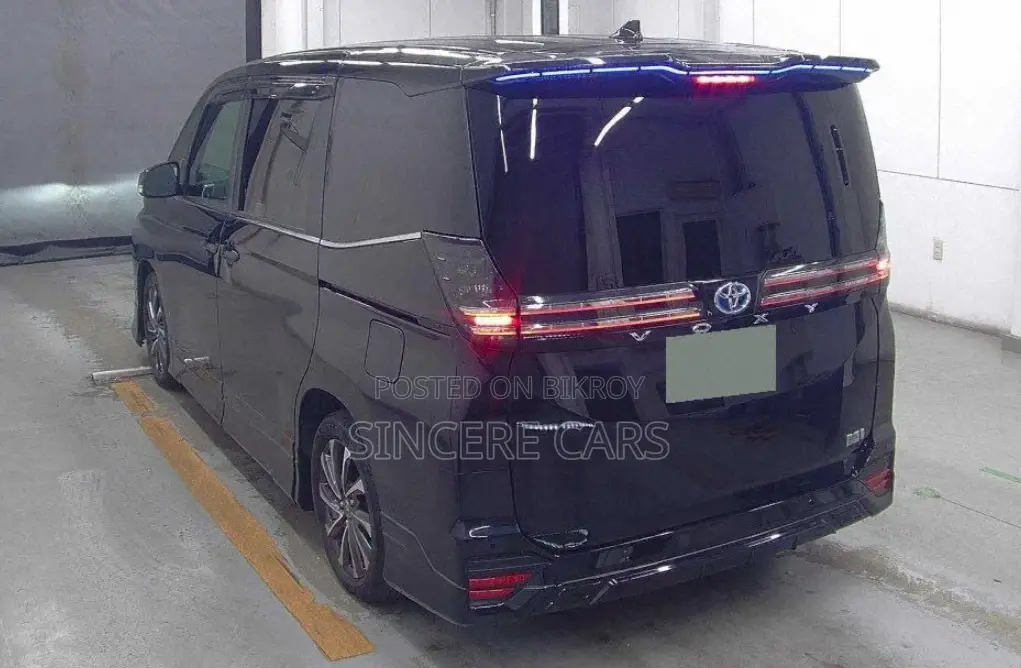 Toyota Voxy GR. Full Option 2022