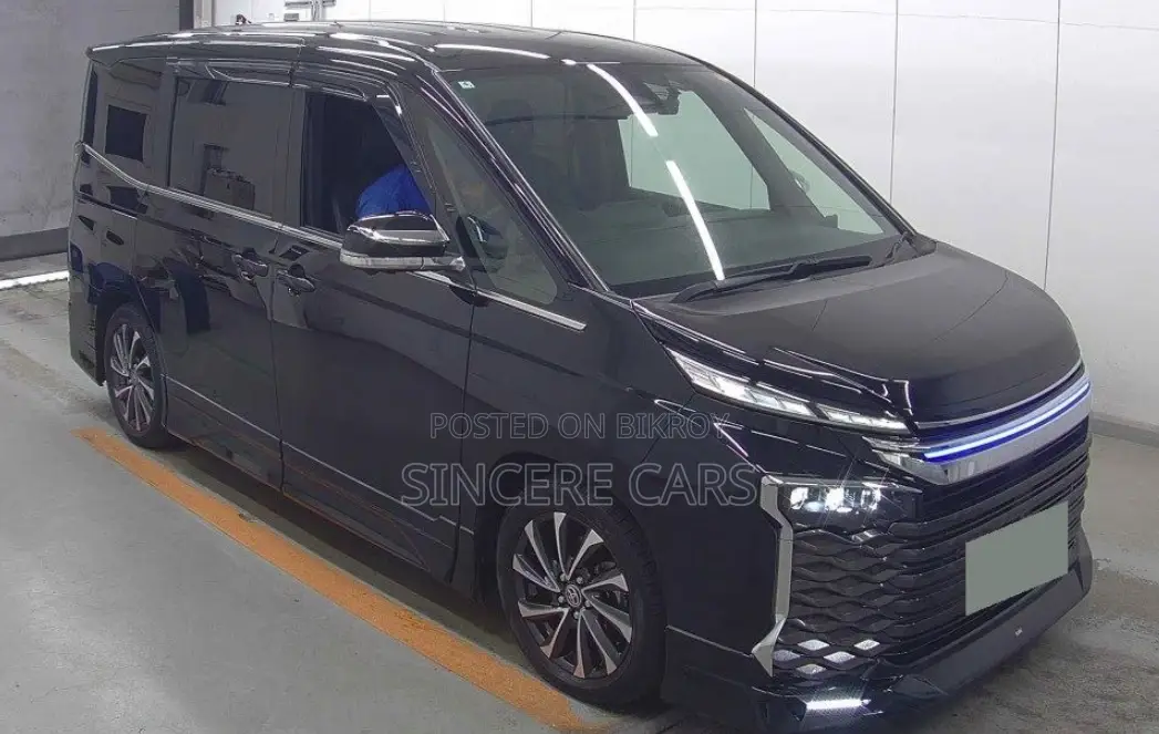 Toyota Voxy GR. Full Option 2022