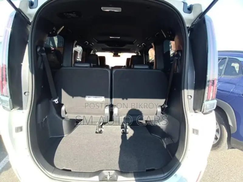 Toyota Esquire Petrol Gi Sunroof 2021