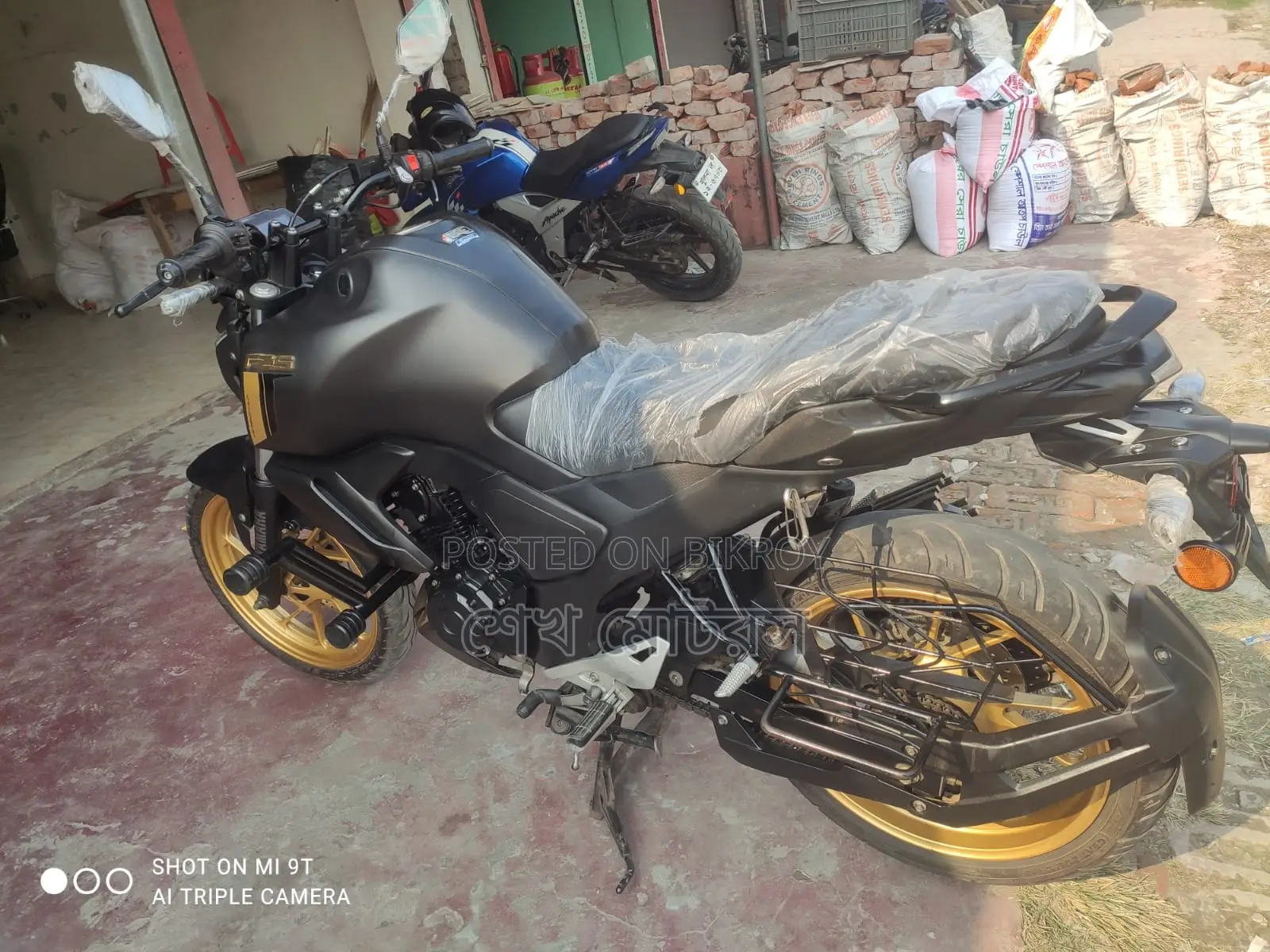 Yamaha FZS black 2025