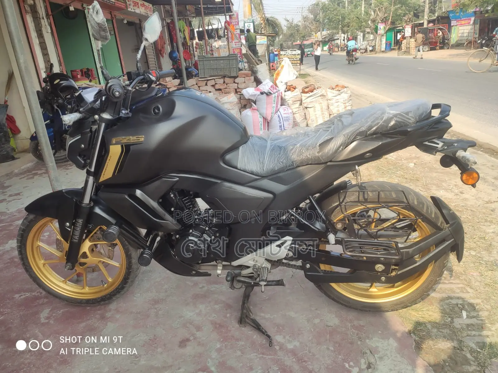 Yamaha FZS black 2025