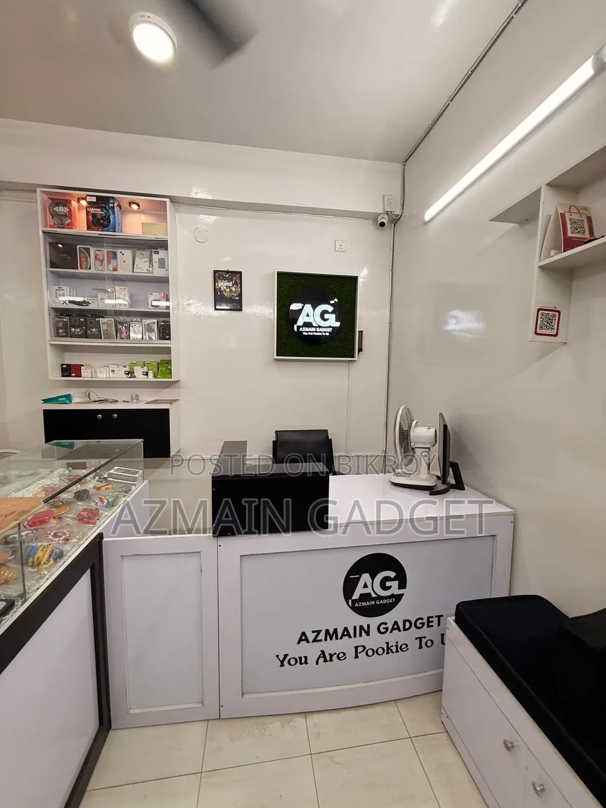 Shop for rent with decoration