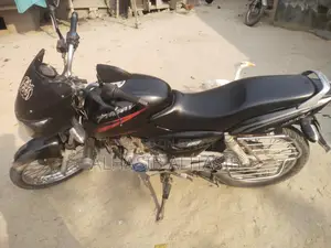Bajaj Pulsar 150 . 2005