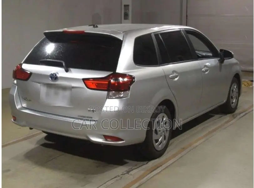 Toyota Fielder Ex Hybrid Silver 2022
