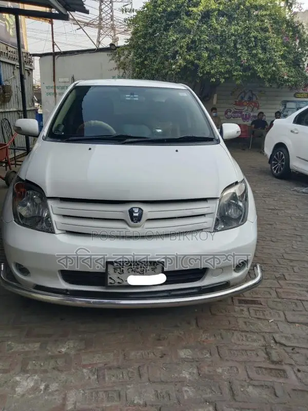 Toyota ist white 2003