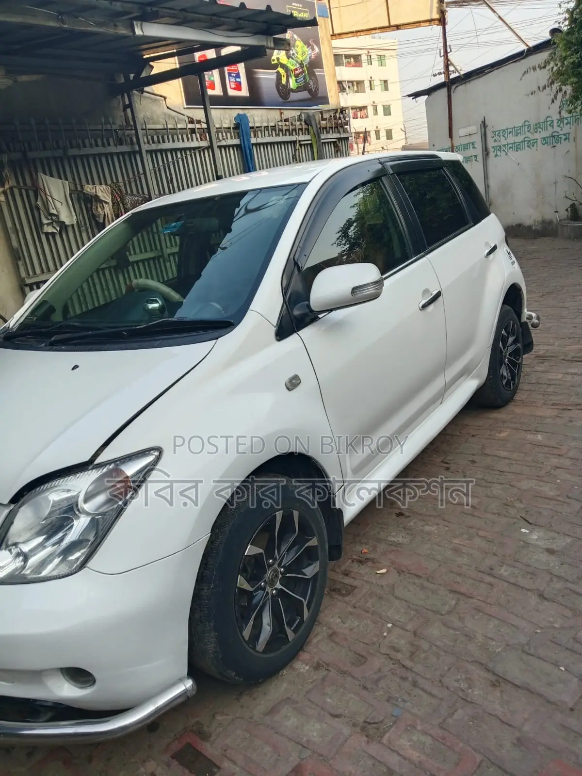 Toyota ist white 2003