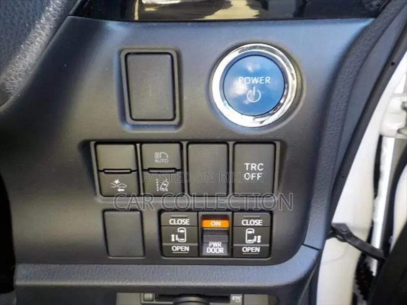 Toyota Esquire GI, CEILING MONITOR 2020