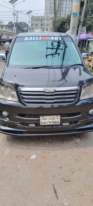 Toyota Noah . 2002
