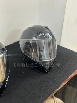 ভেগা এবং স্টুডিও গ্লসি ব্ল্যাক হেলমেট