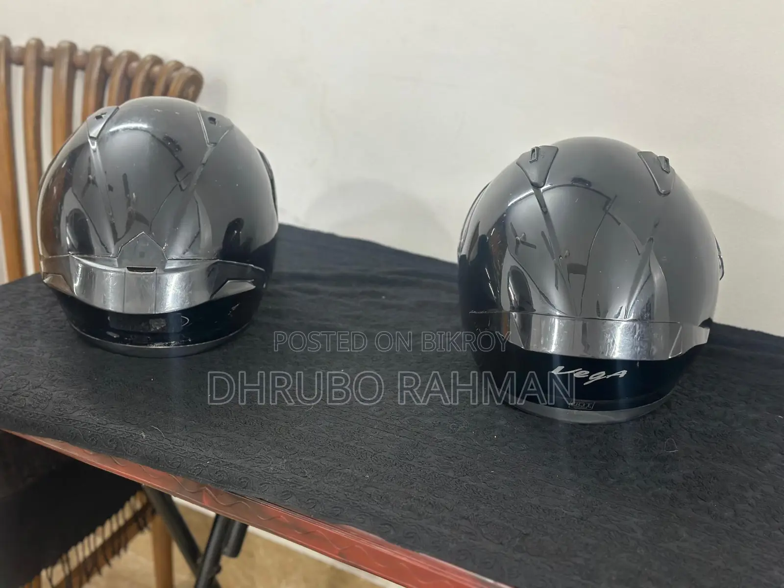 ভেগা এবং স্টুডিও গ্লসি ব্ল্যাক হেলমেট