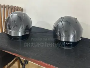 ভেগা এবং স্টুডিও গ্লসি ব্ল্যাক হেলমেট
