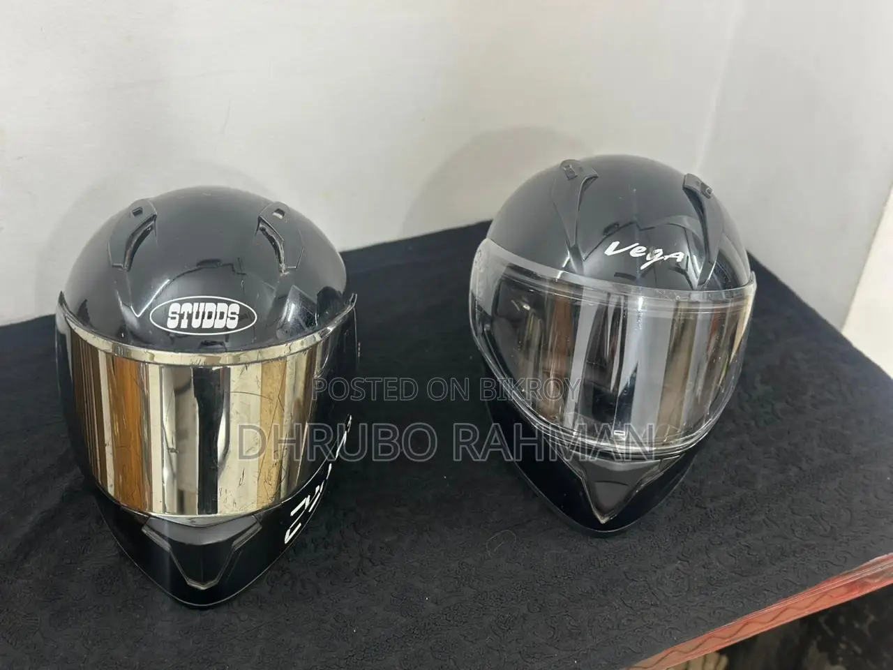 ভেগা এবং স্টুডিও গ্লসি ব্ল্যাক হেলমেট