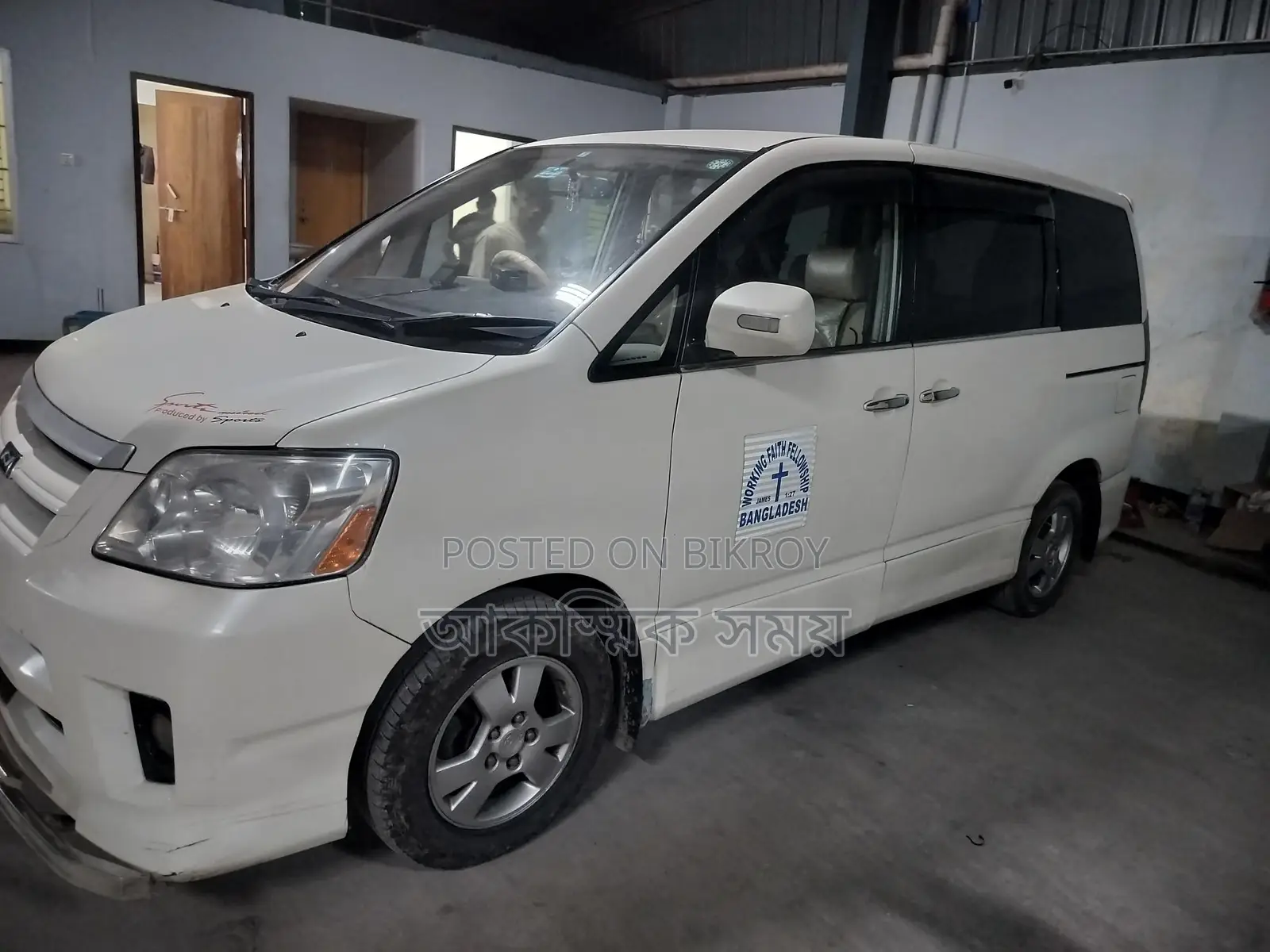 Toyota Noah . 2003