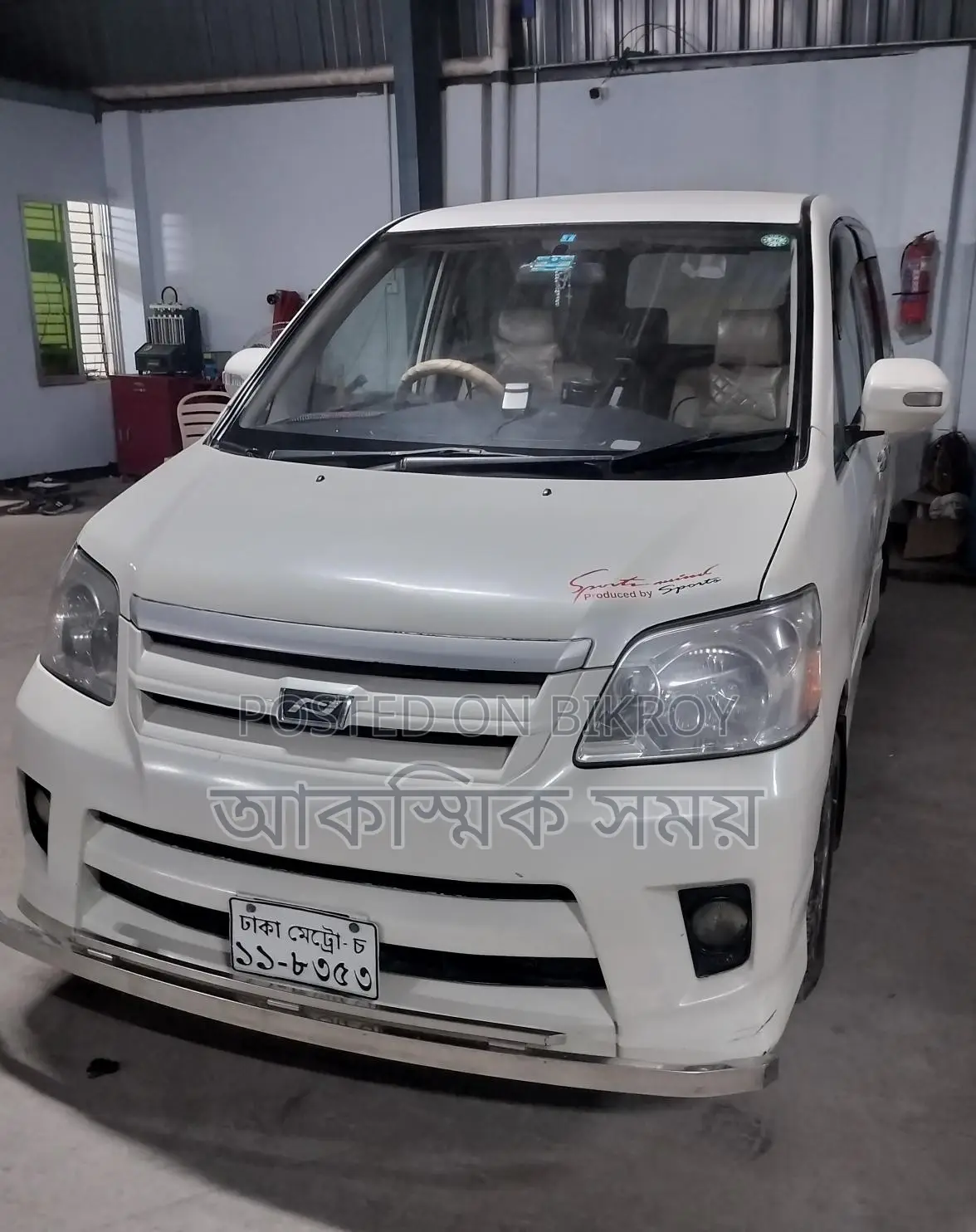 Toyota Noah . 2003