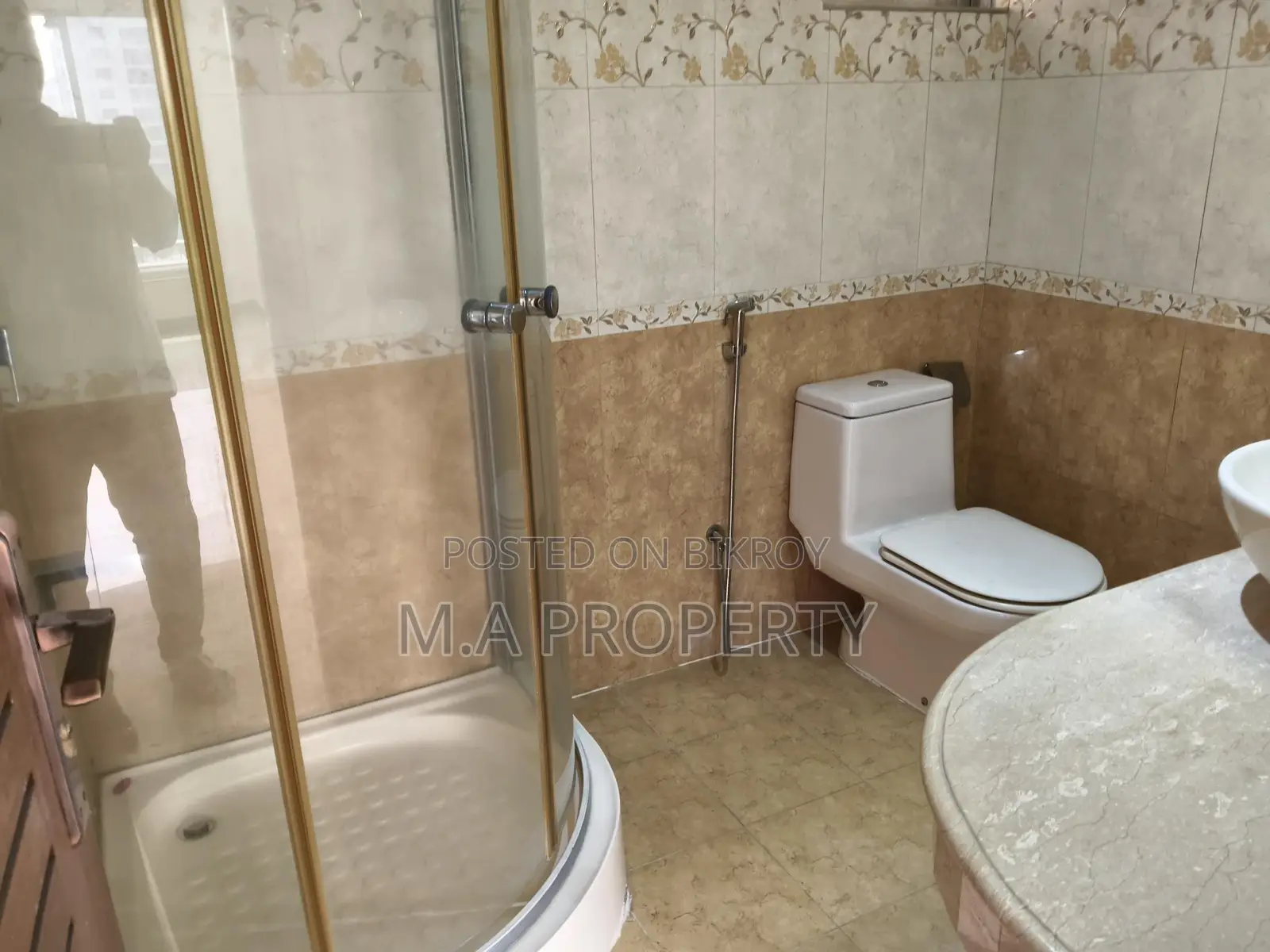 Rent Semi Furnish 3-bed Apartment 3200sft 2-carpark