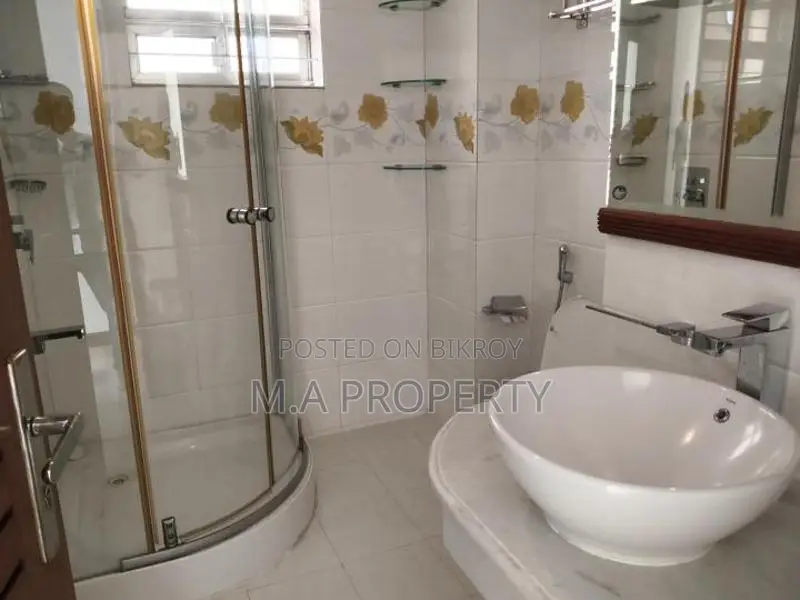 Rent Semi Furnish 3-bed Apartment 3200sft 2-carpark