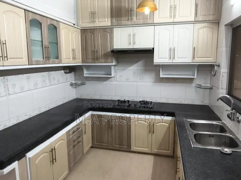 Rent Semi Furnish 3-bed Apartment 3200sft 2-carpark