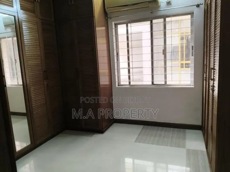 Rent Semi Furnish 3-bed Apartment 3200sft 2-carpark