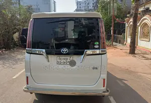 Toyota Esquire hybrid 2018