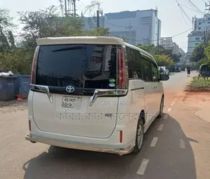 Toyota Esquire hybrid 2018