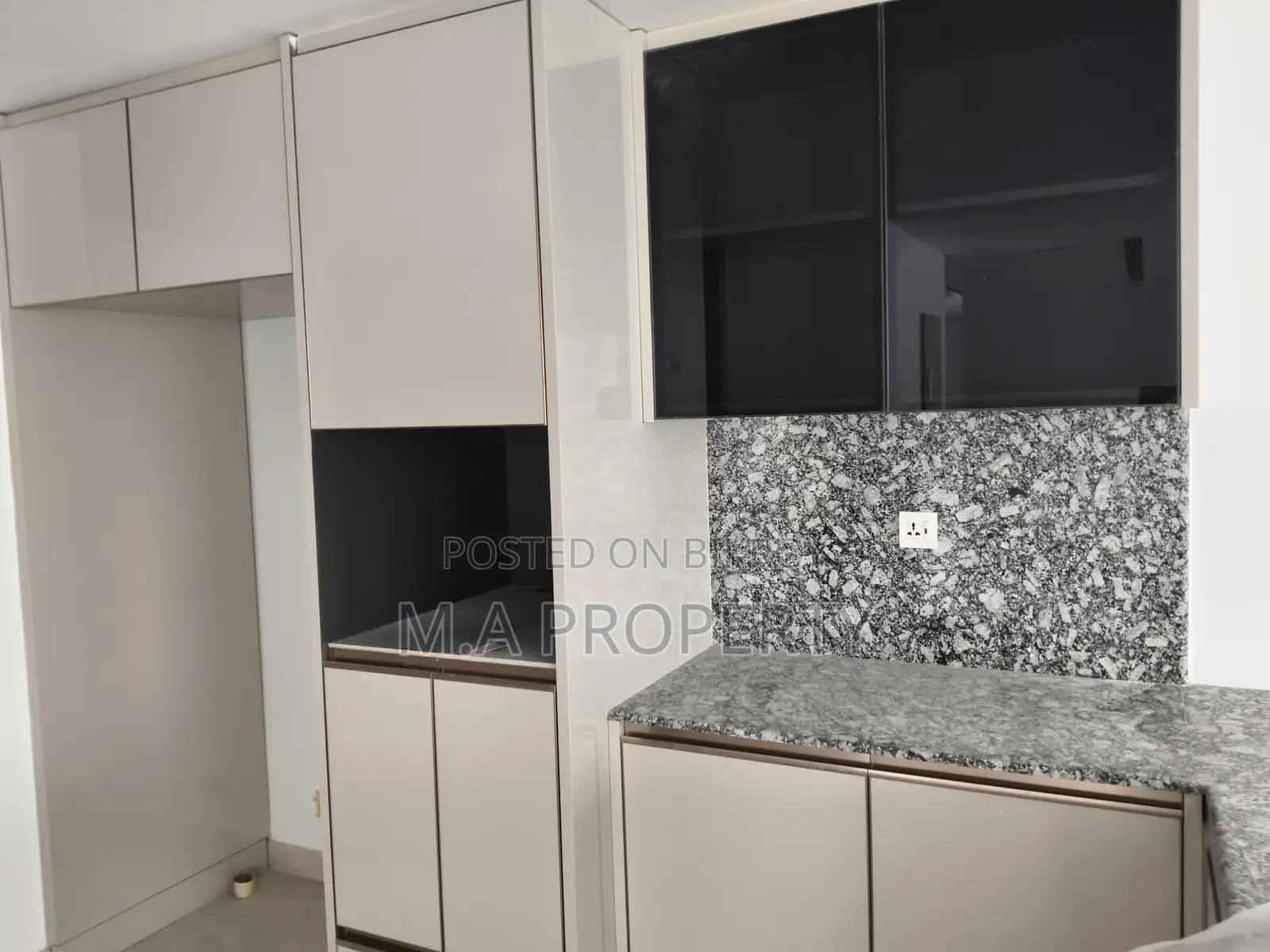 Rent New Luxurious Decorated 4-Bed, 7500sqft, 2-Carpark