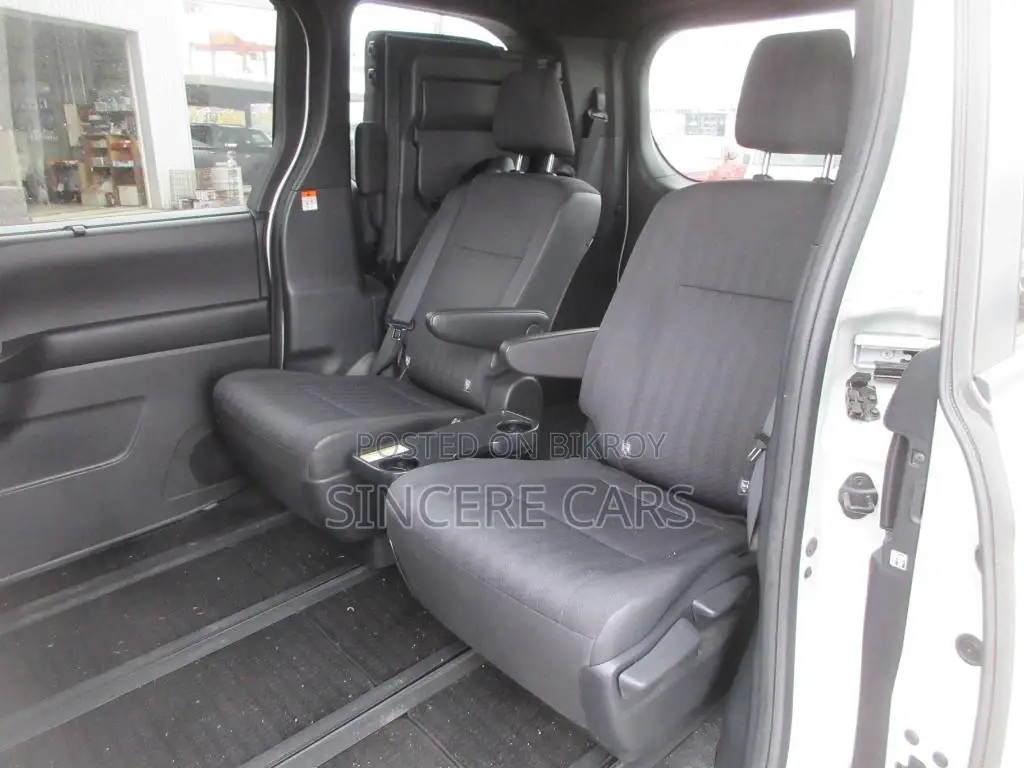 Toyota Noah SG HYB 4.5 GRADE 2022