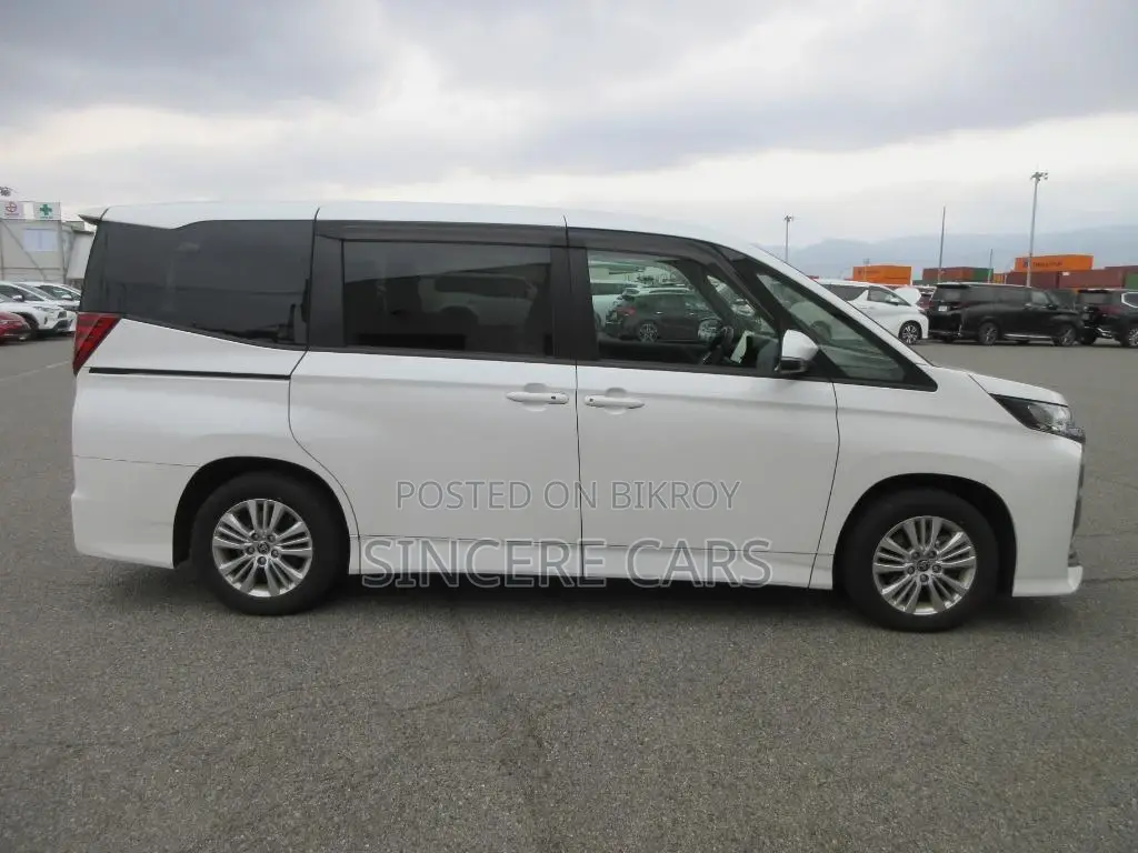 Toyota Noah SG HYB 4.5 GRADE 2022