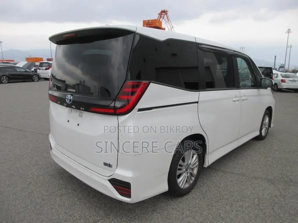 Toyota Noah SG HYB 4.5 GRADE 2022