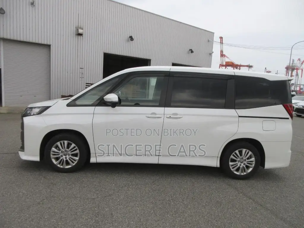 Toyota Noah SG HYB 4.5 GRADE 2022