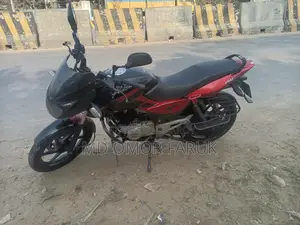 Bajaj Pulsar 150 . 2016