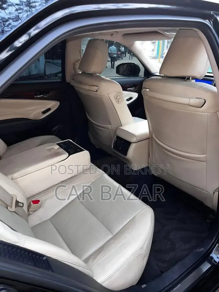 Toyota Crown Royal Saloon G 2015