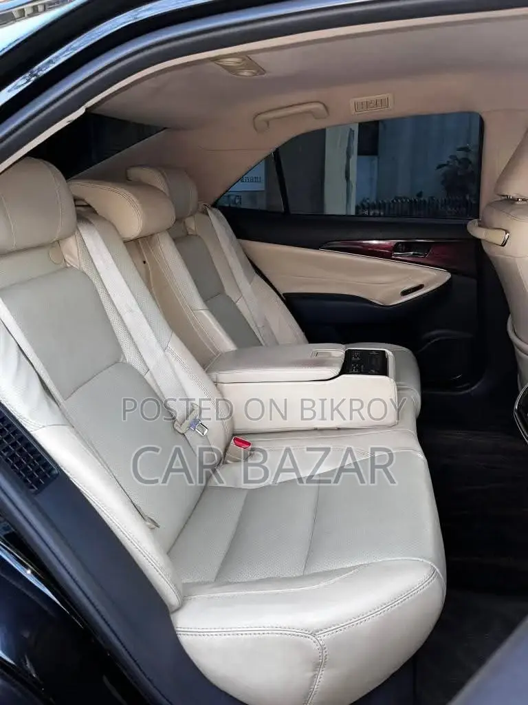 Toyota Crown Royal Saloon G 2015