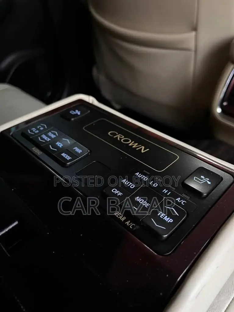 Toyota Crown Royal Saloon G 2015