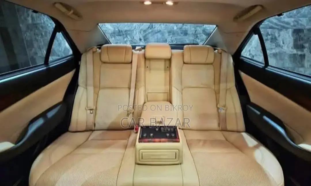 Toyota Crown Royal Saloon G 2015
