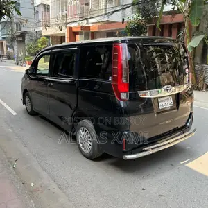 Toyota Noah Hybrid 2016