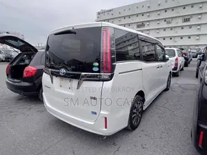 Toyota Esquire Hybrid Gi Premium 2020