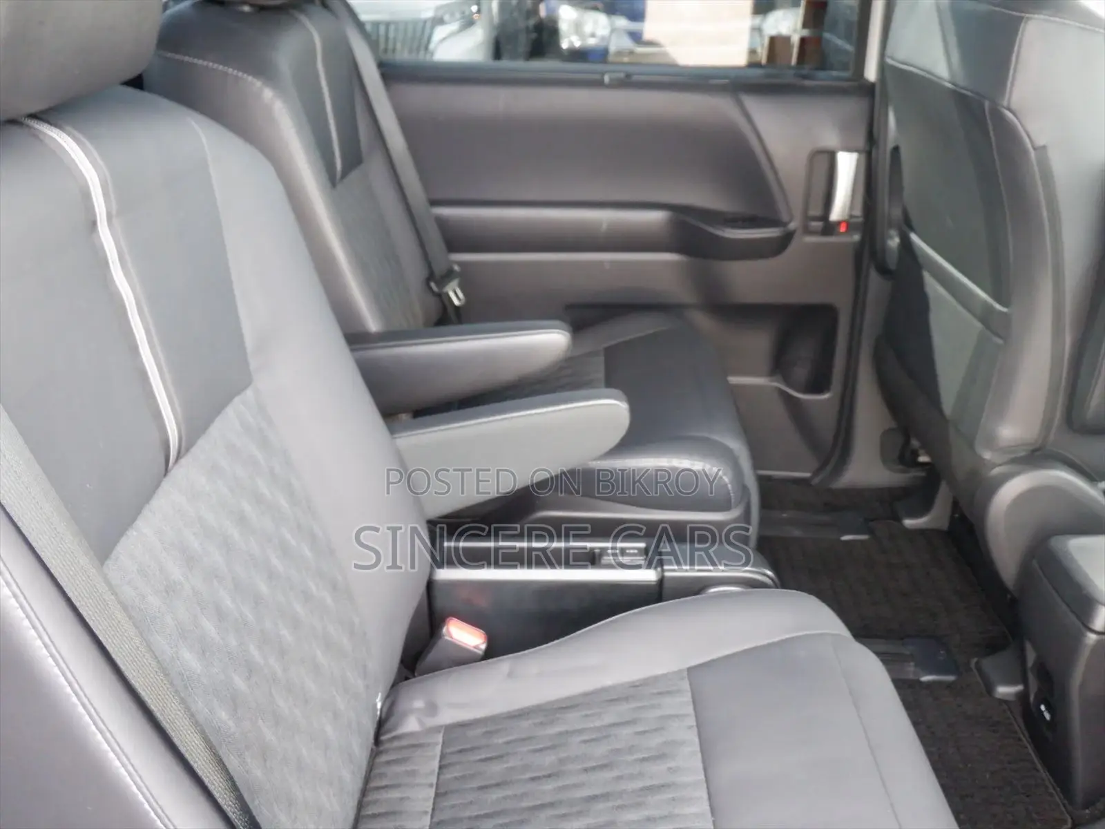 Toyota Noah Sz. pearl. full opti 2022