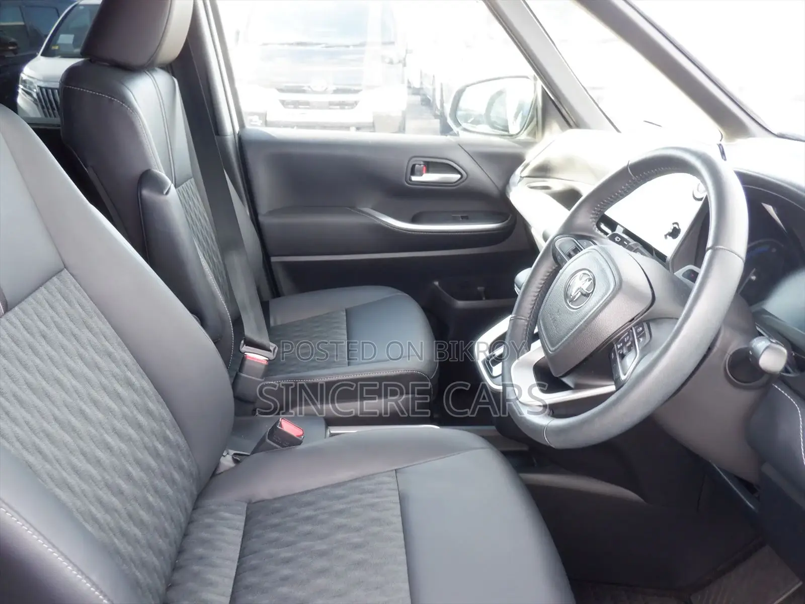 Toyota Noah Sz. pearl. full opti 2022