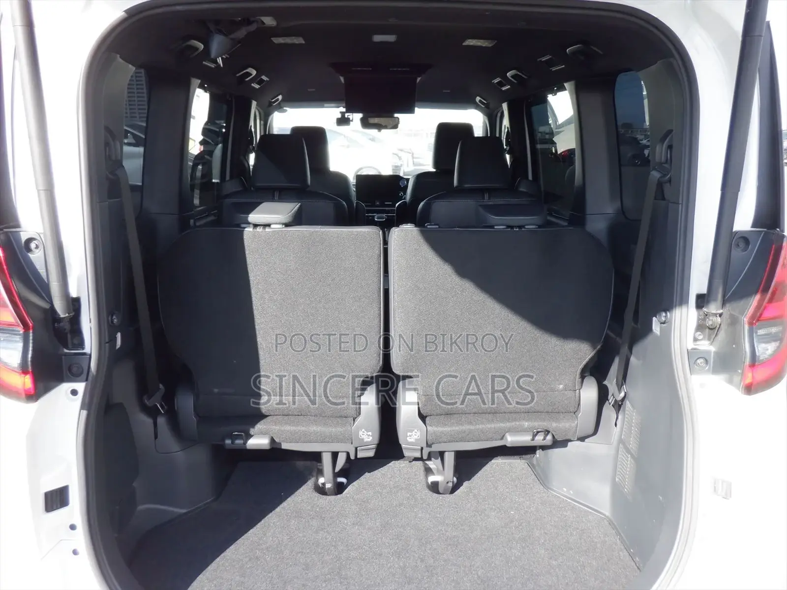 Toyota Noah Sz. pearl. full opti 2022