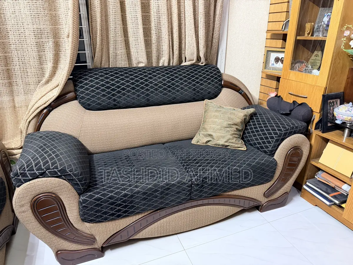 ৩ সেট সোফা এবং একটি টি টেবিল