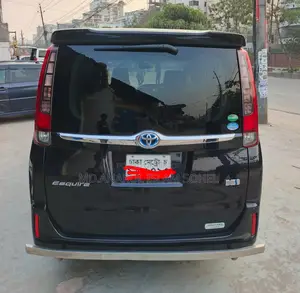 Toyota Noah Hybrid 2015