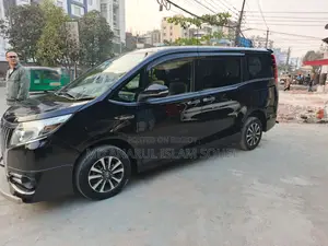 Toyota Noah Hybrid 2015
