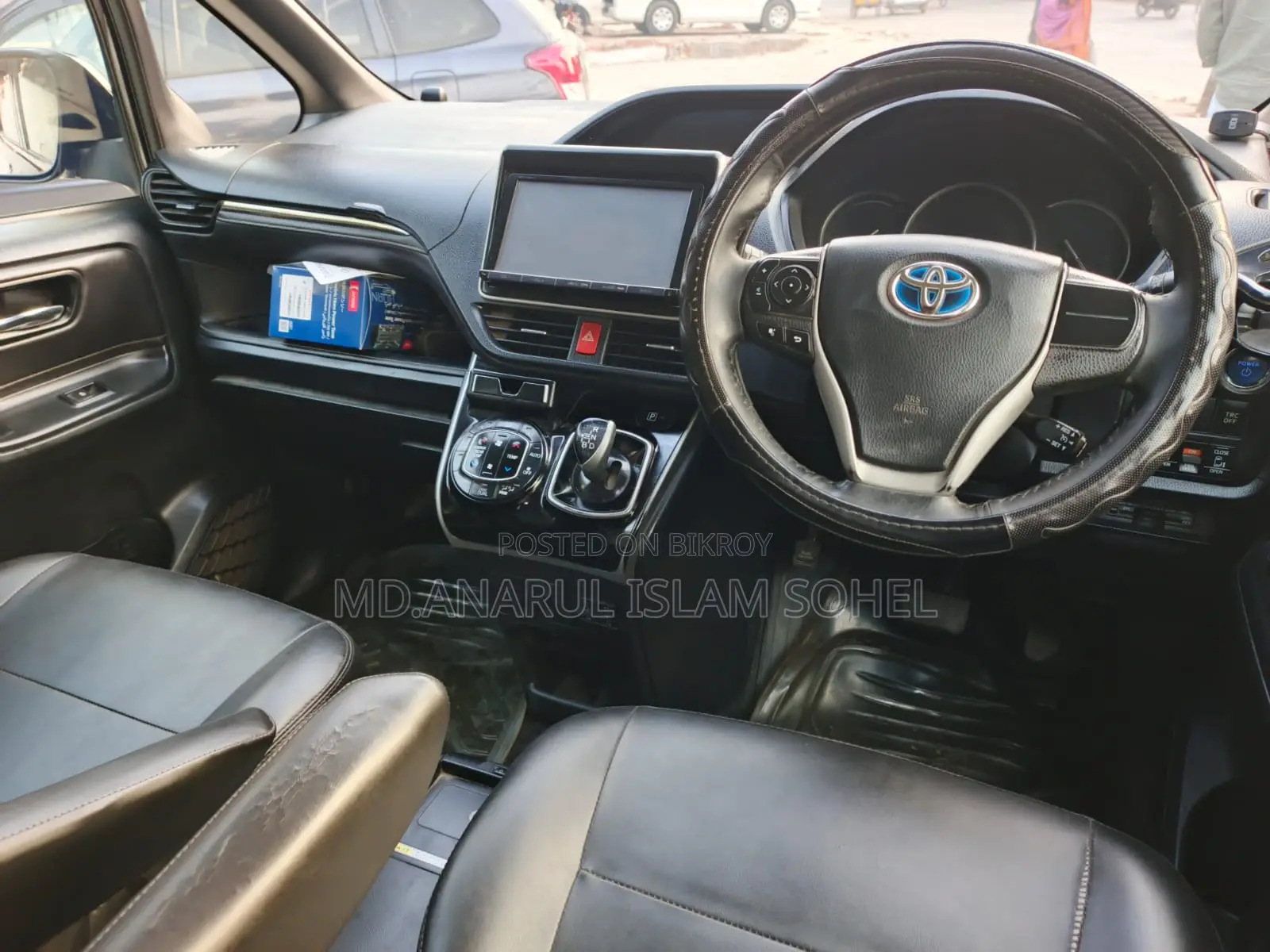 Toyota Noah Hybrid 2015