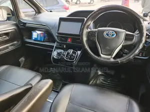 Toyota Noah Hybrid 2015