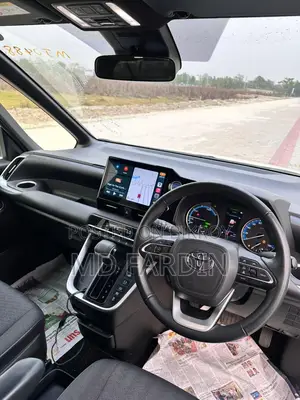 Toyota Voxy 2024